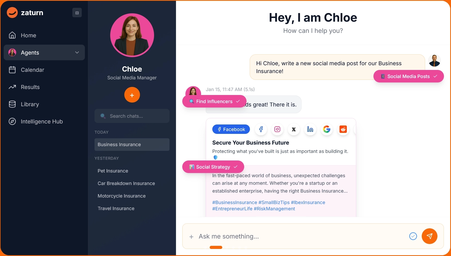 La social media manager di Zaturn, Chloe, crea un nuovo post sui social media per una compagnia di assicurazioni aziendali